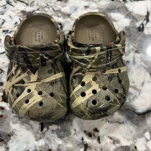 Camo crocs size 4